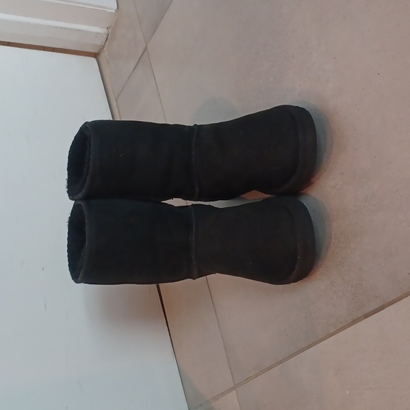 UGG CLASSIC SHORT BOOTS - Picture 3 of 5